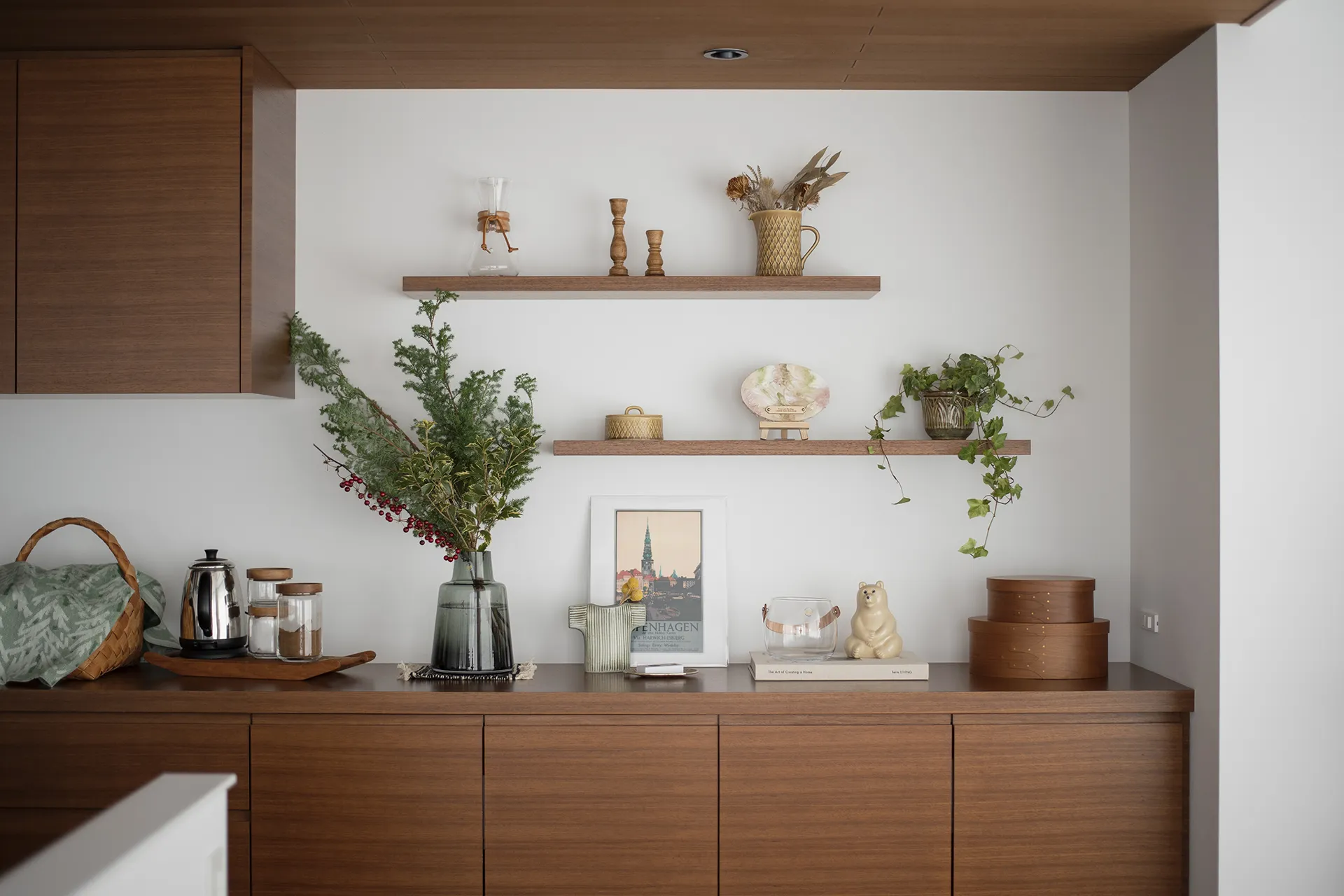 キッチン周りにはセンスのある小物が配されている