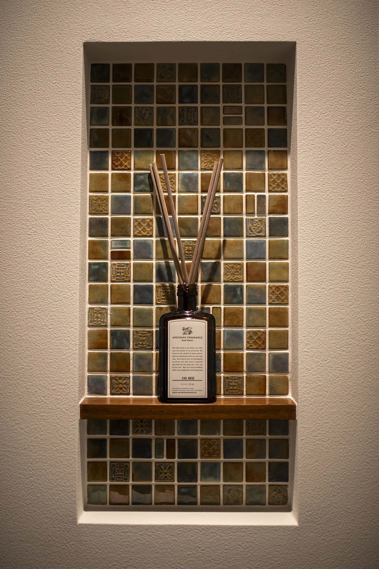 壁のニッチに設けたアートのようなタイルの仕上げ