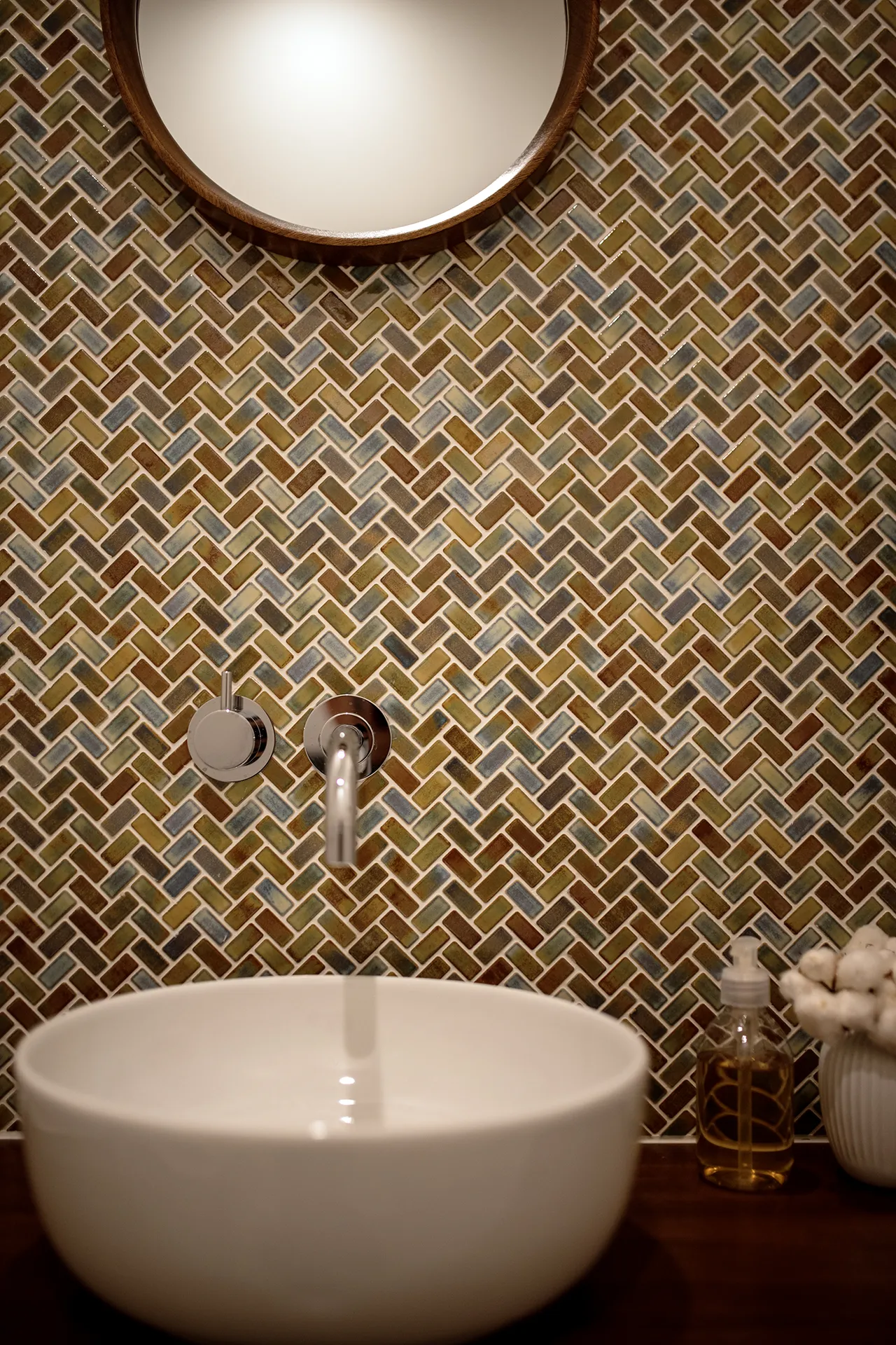 1つ1つの色合いの異なるタイルを採用