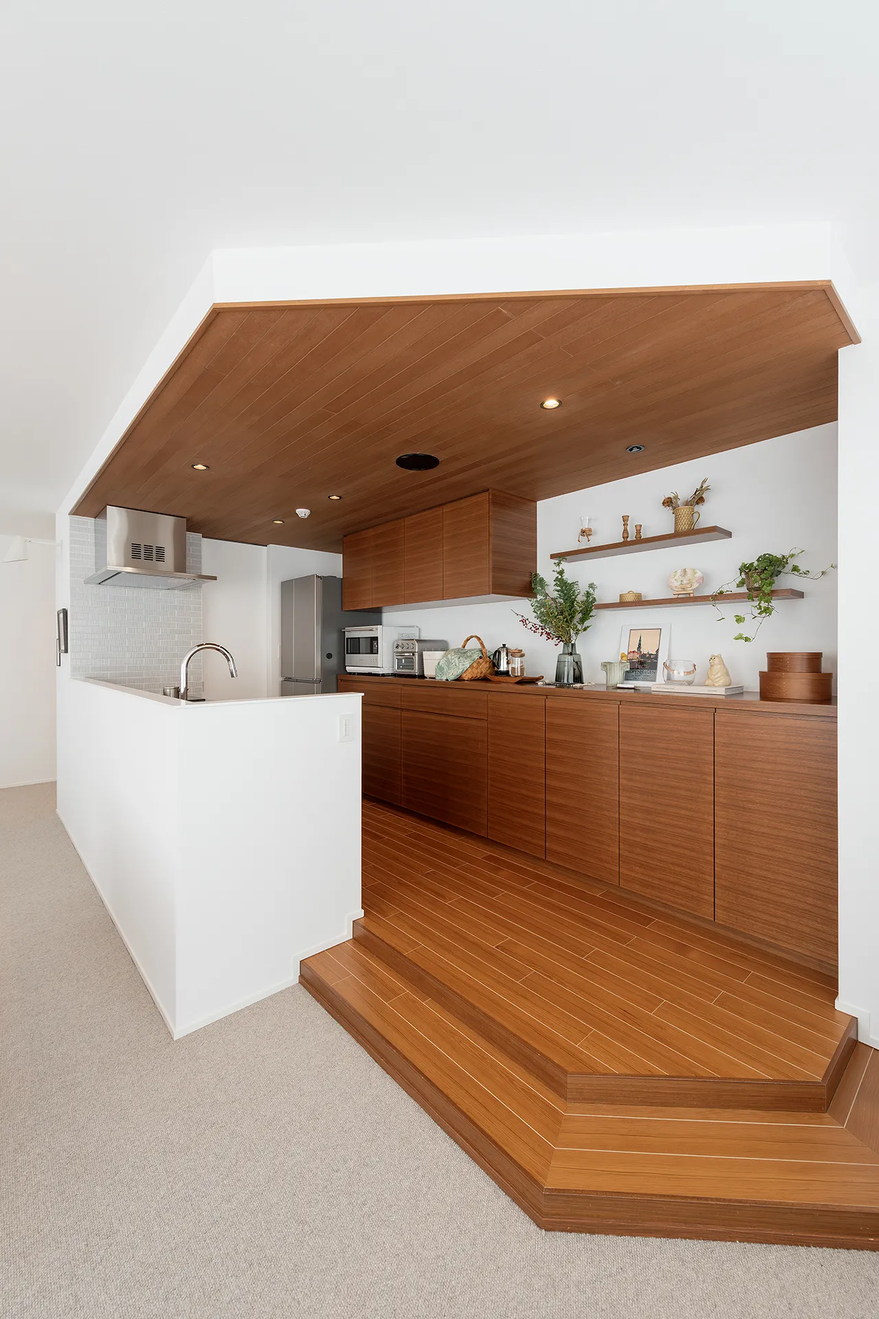 木の仕上げに包まれるようなキッチン