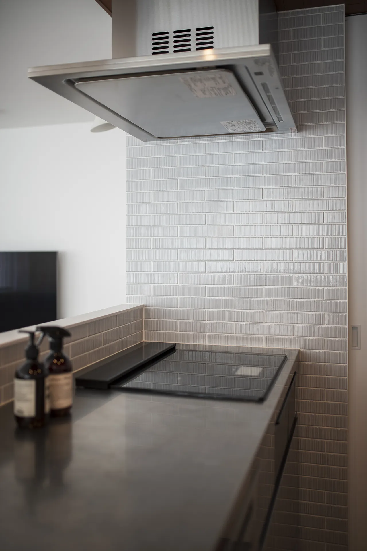 キッチン横には表情豊かなタイルを