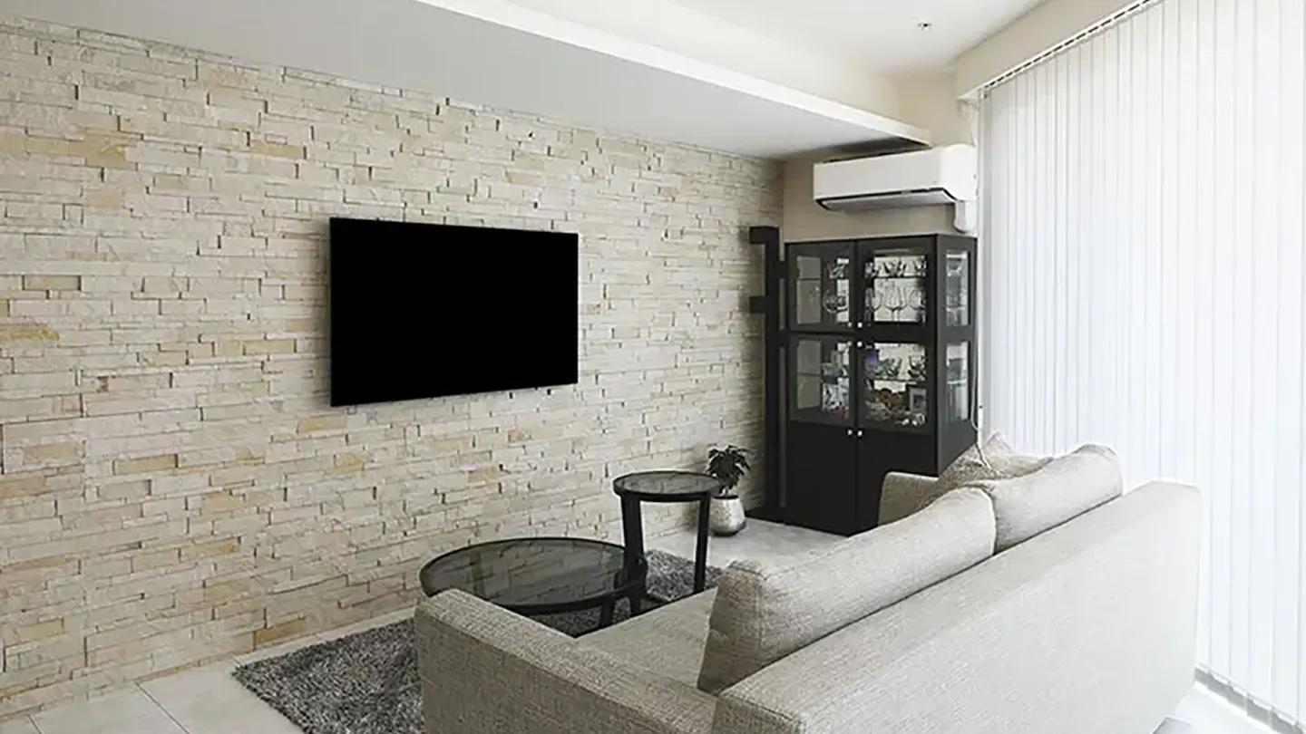 壁面に天然石を使用したリビング