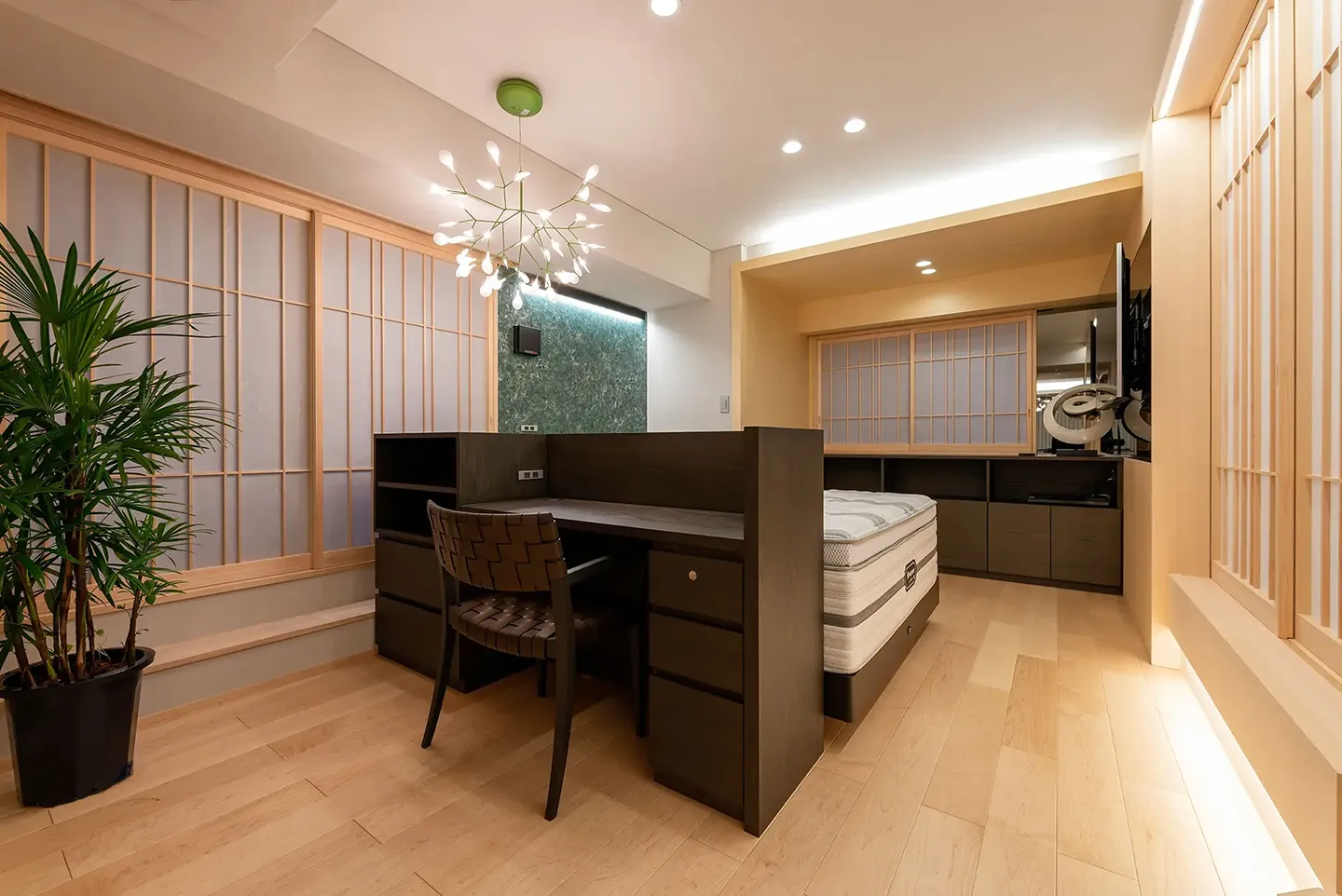 内装にヒノキ材を使用した寝室