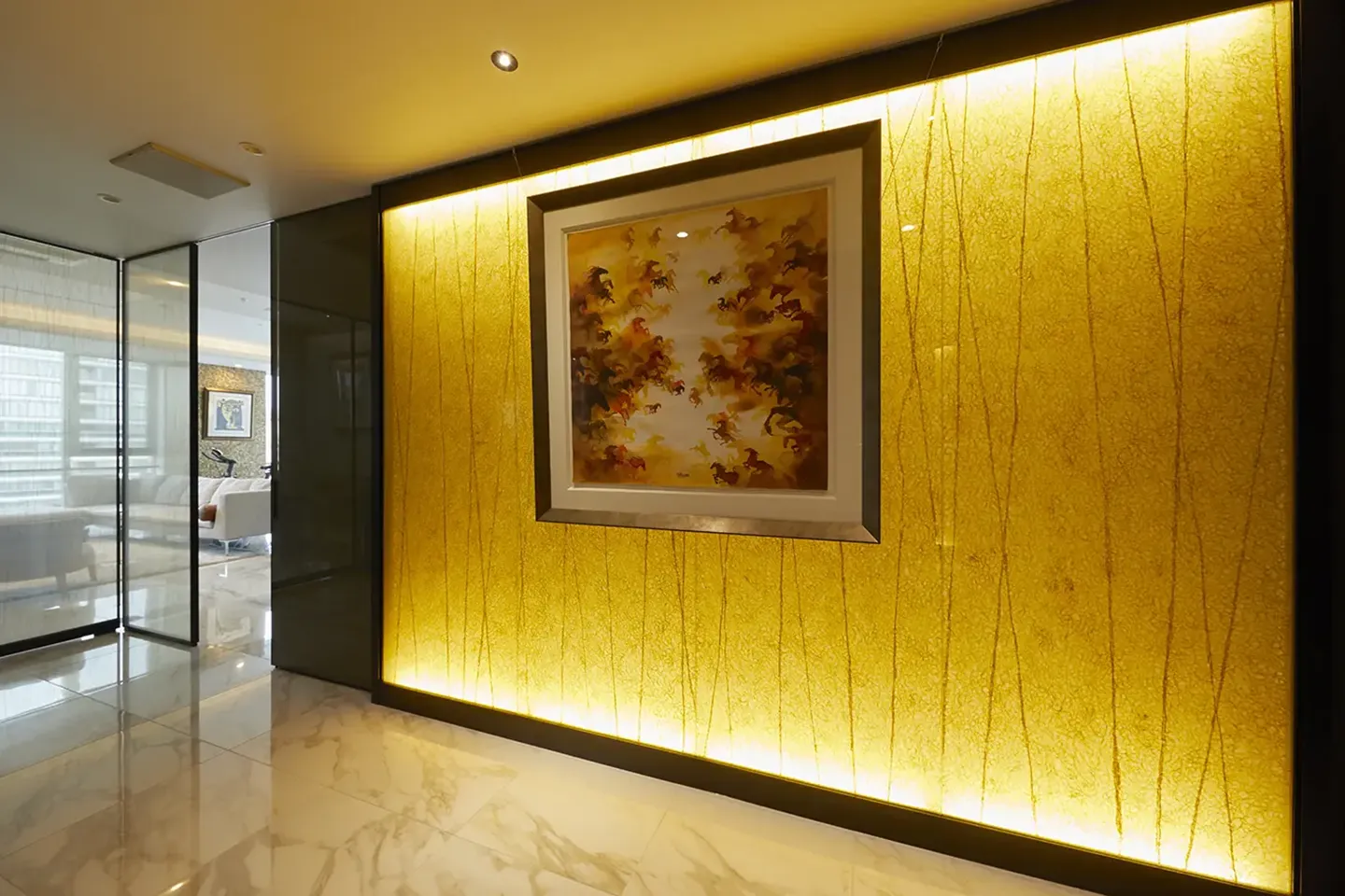 和紙をガラスで挟んだ大きなパネルが設置してある玄関