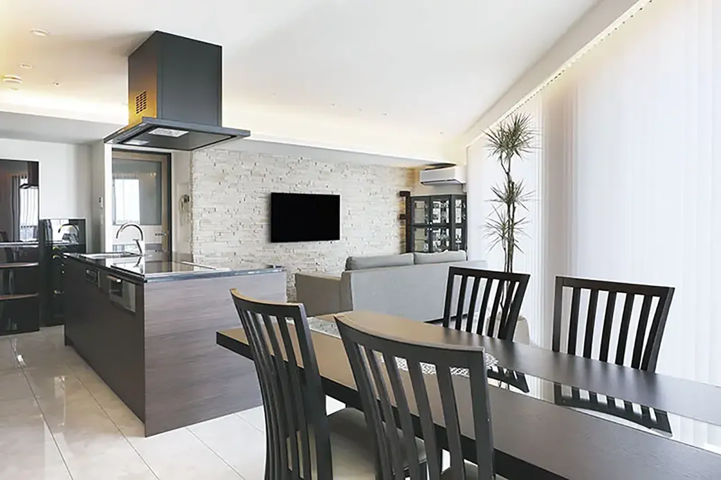 壁面に天然石を使用したLDK