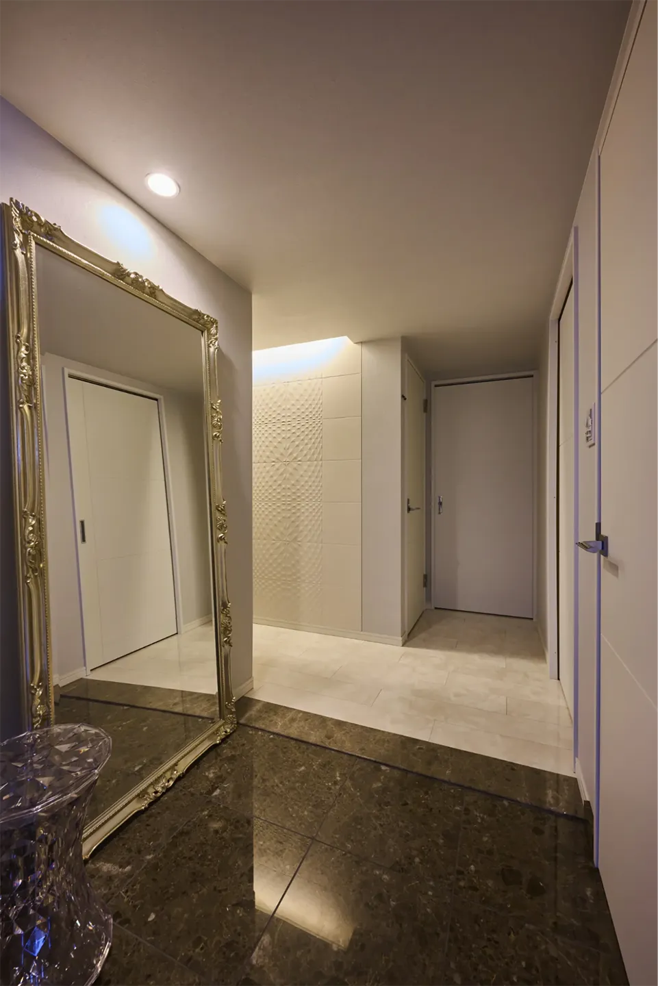 大理石を玄関に採用したリノベ