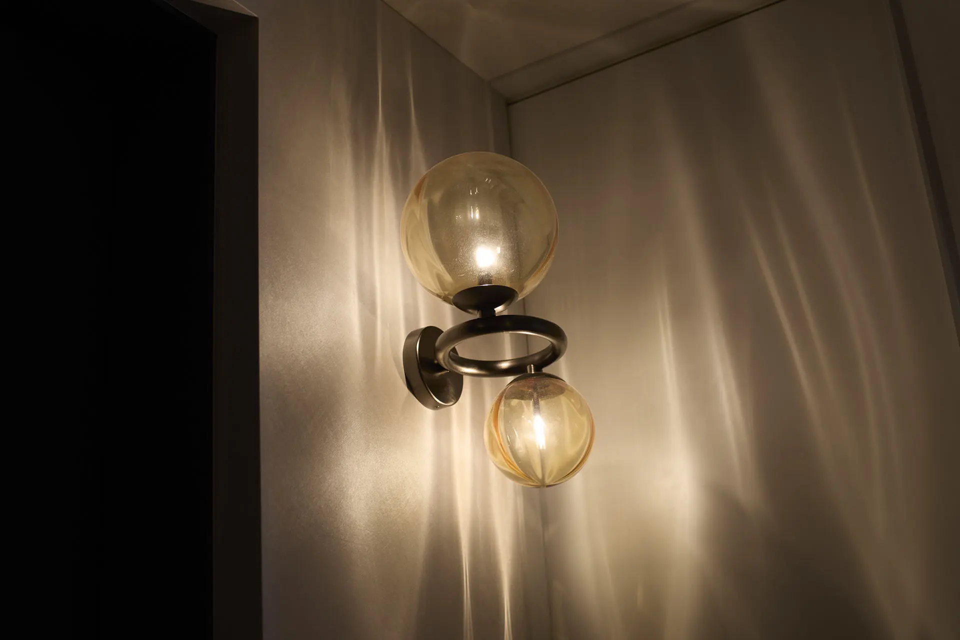 やわらかな光と円形のフォルムが、住まいにやさしいアクセントを添える LUMINABELLA の照明