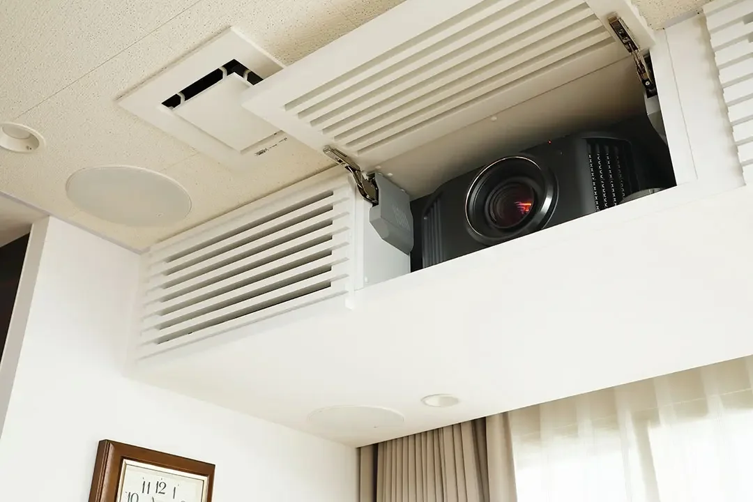プロジェクターを設置した天井付けの収納