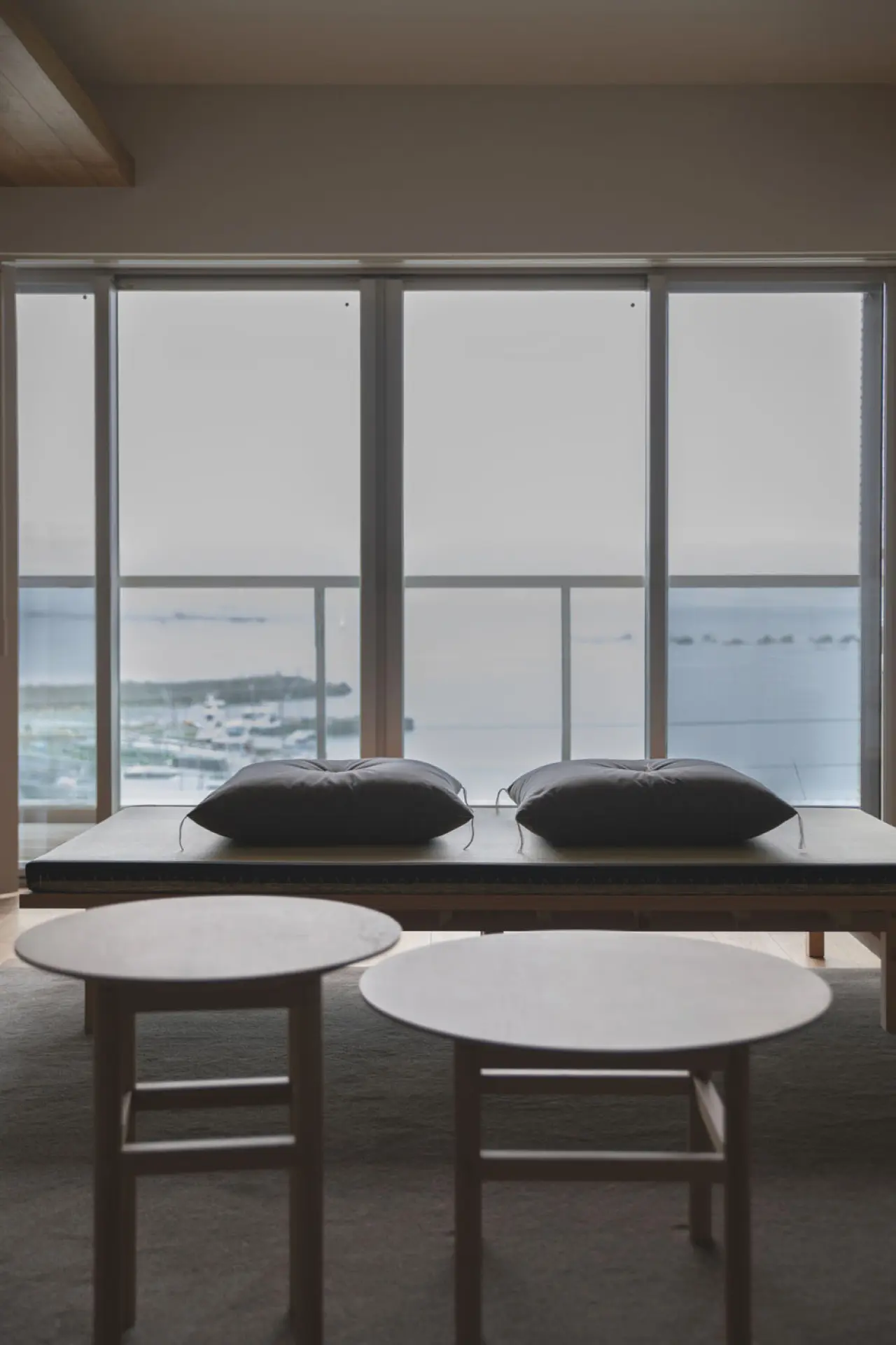海を望む窓辺に設えた、TIME&STYLEの畳ベンチ