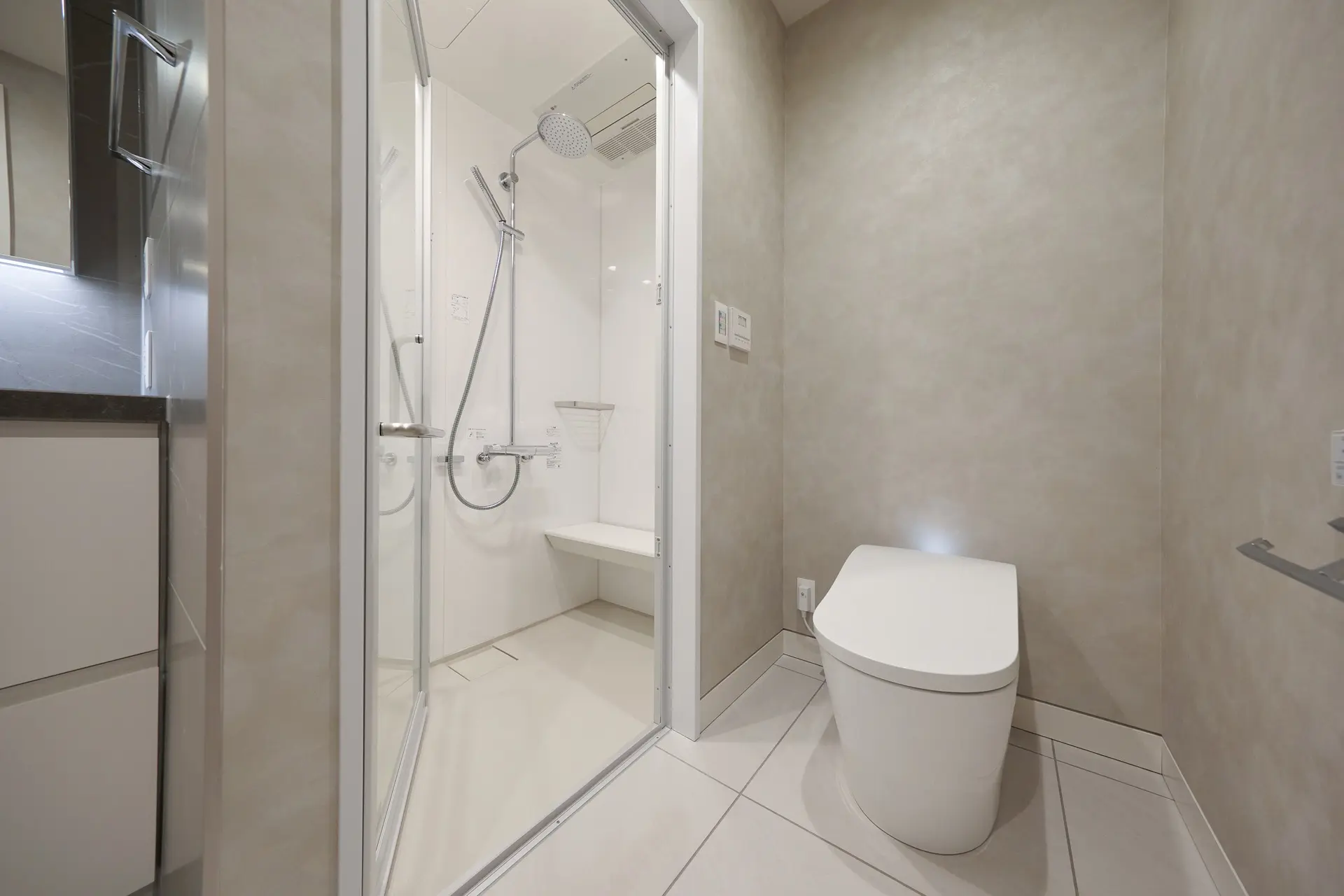 シャワールームとトイレを備えたご主人様専用のサニタリー